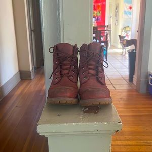 Lightly used maroon/ purple Timberland boots. Womens size 9!